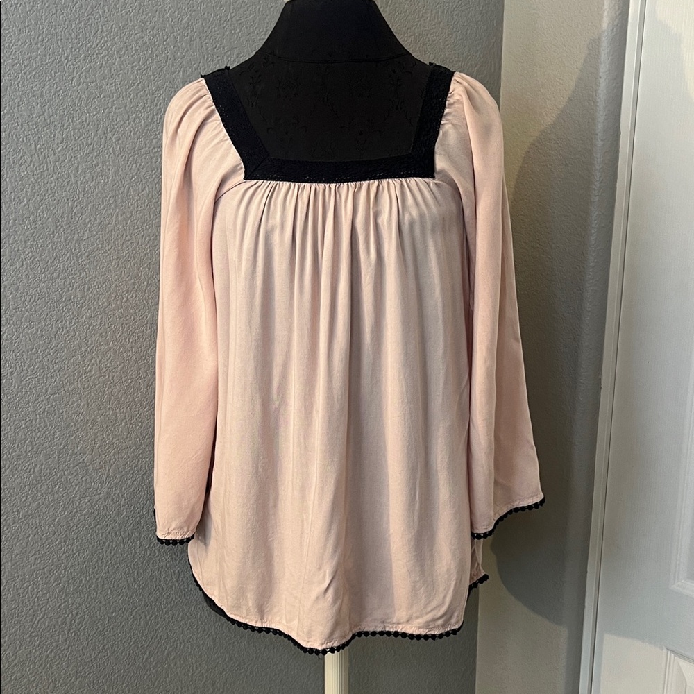 Decree Blush Peasant Top with Dark Accents Size Medium